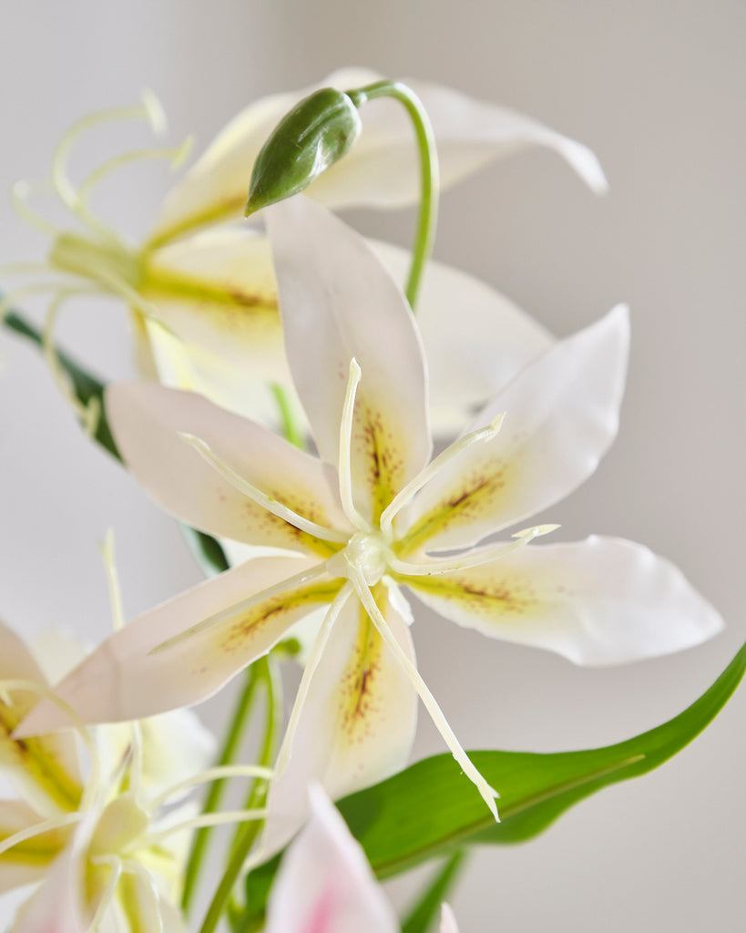short lily flower Artificial Flower